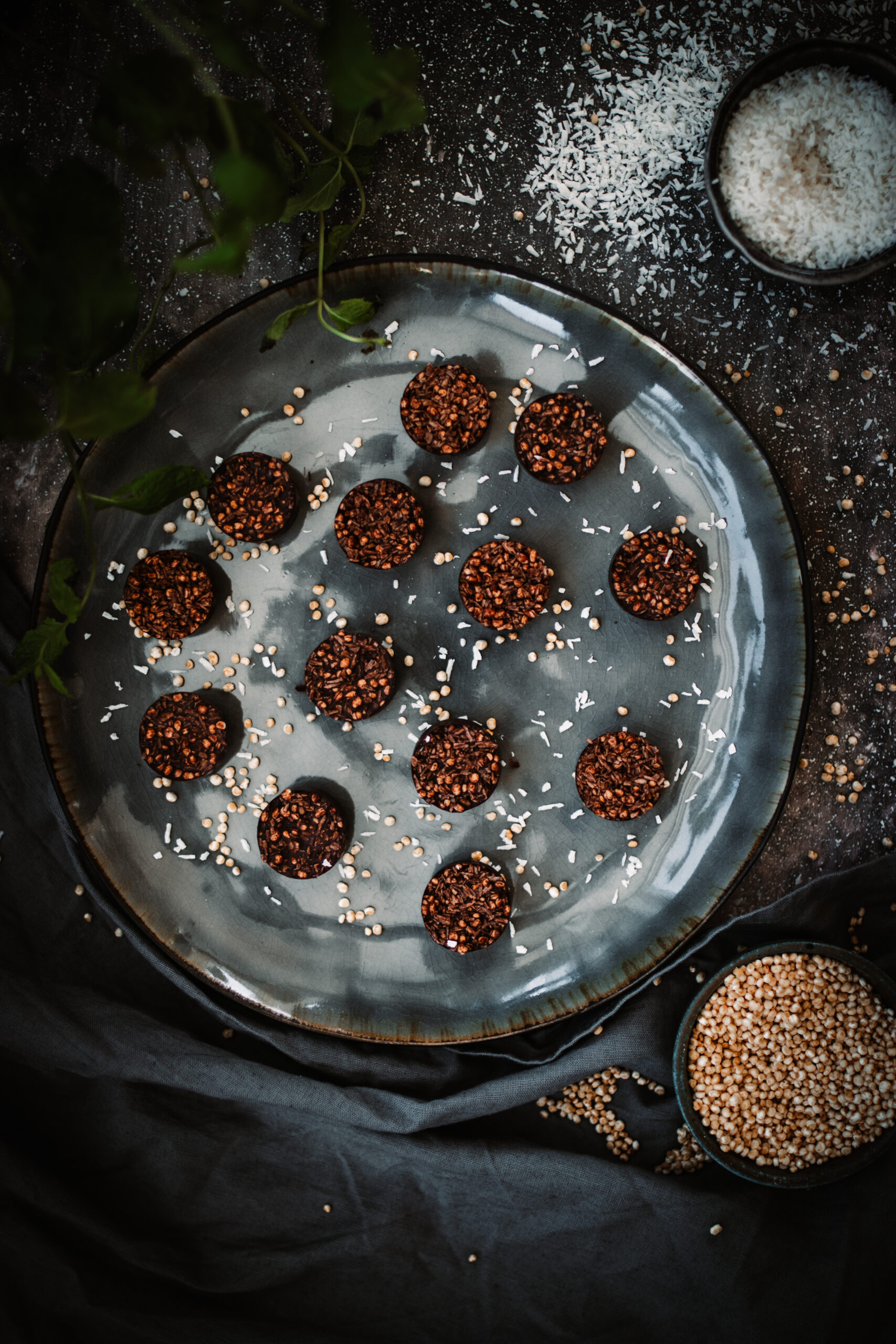Sockerfria chokladpraliner med quinoapuffar & riven kokos