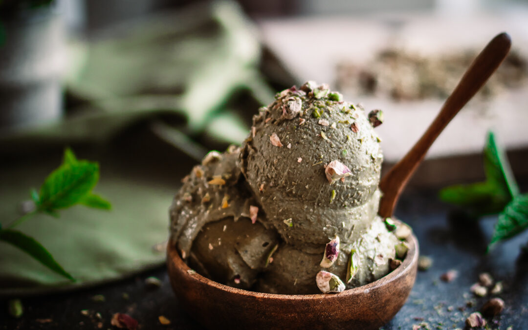 Vegansk pistageglass med matcha fri från vitt socker