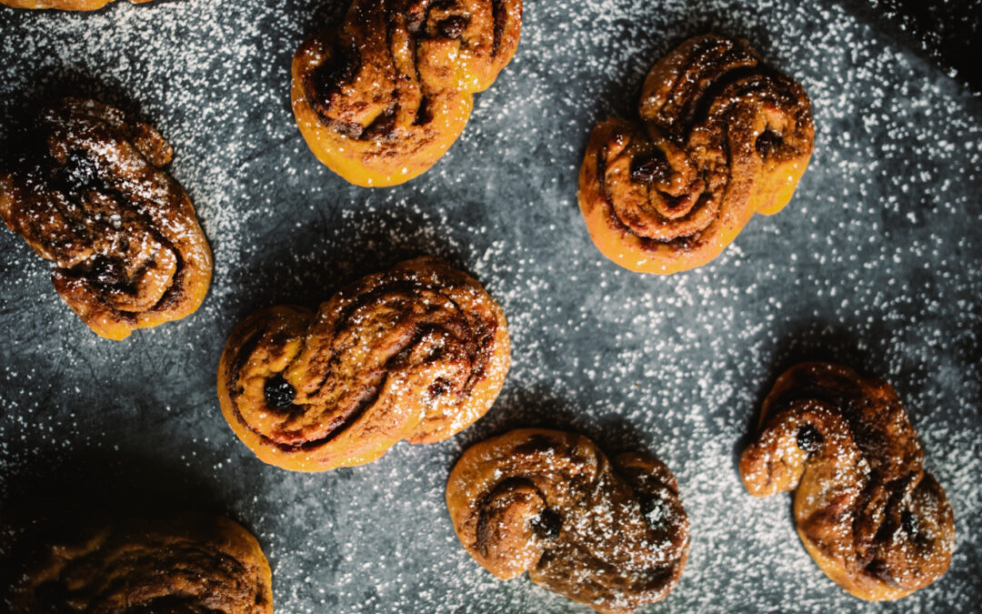 Växtbaserade lussekatter med saffranskräm