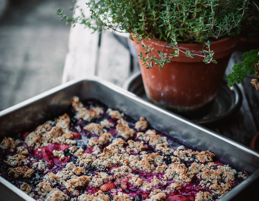 Glutenfri smulpaj med blåbär & jordgubbar