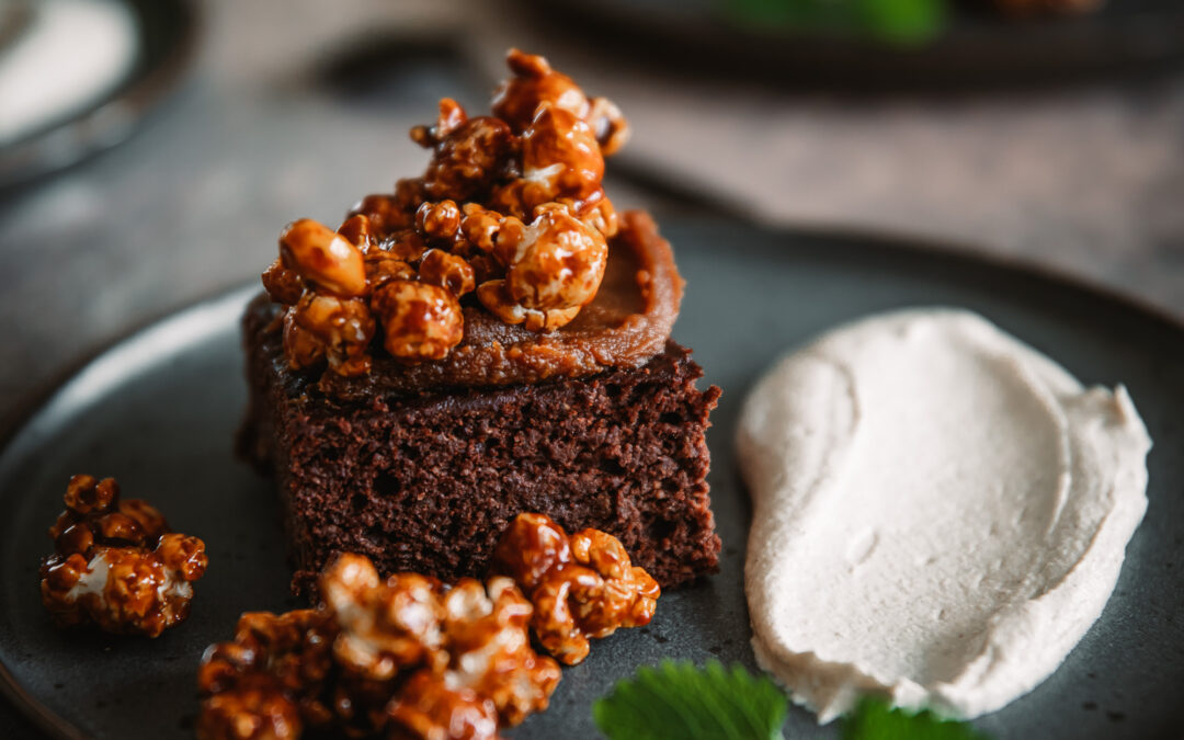 Chokladbrownie med karamellpopcorn och cashewgrädde