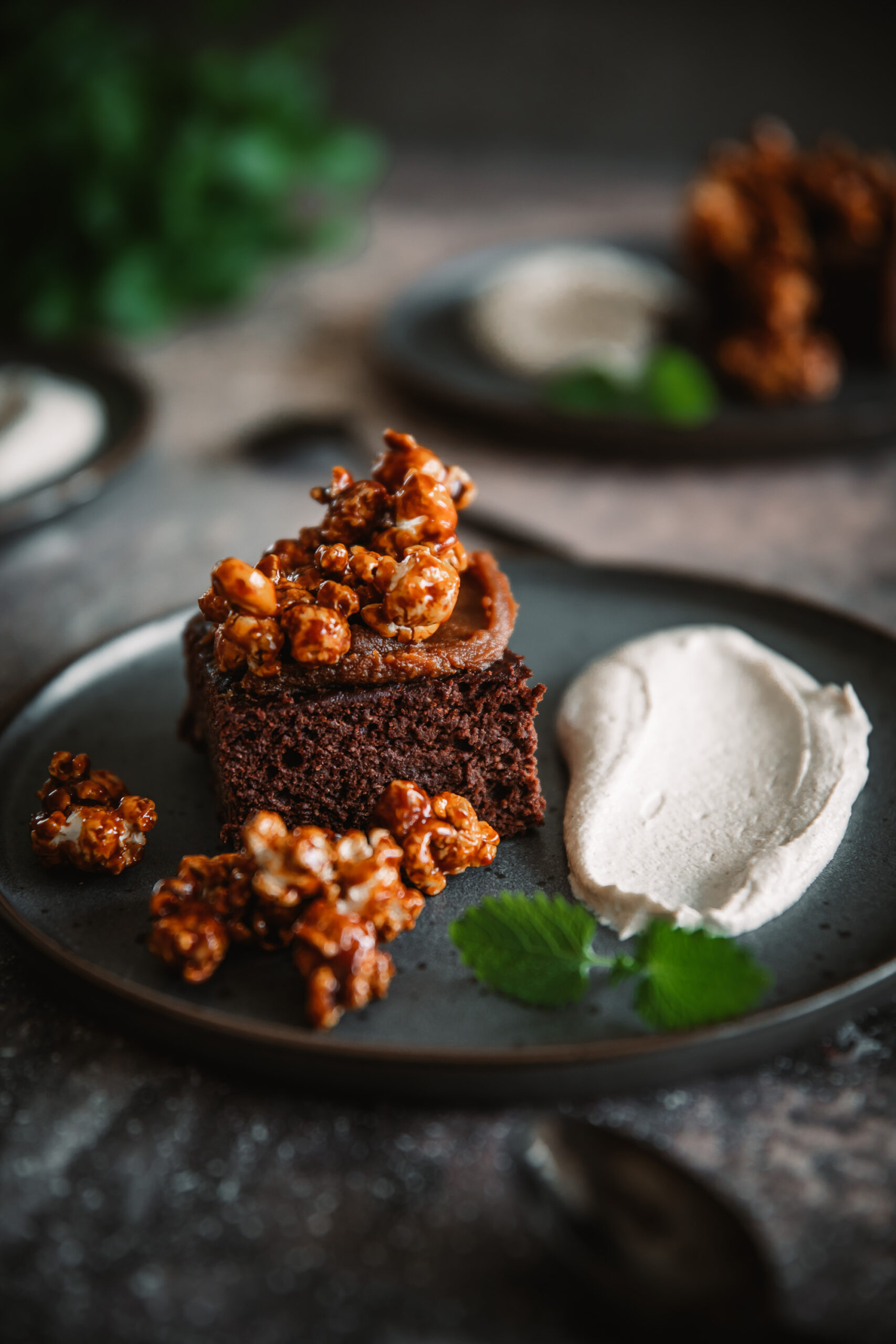 Chokladbrownie med karamellpopcorn och cashewgrädde